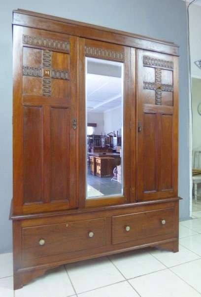 BEAUTIFUL, CLASSY VINTAGE OAK 3 DOOR WARDROBE c/w 2 LARGE DRAWERS, GREAT AS EXTRA PACKING SPACE!!