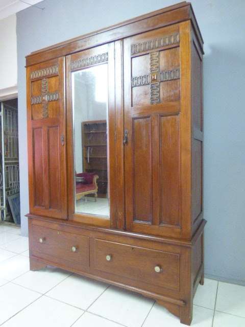 BEAUTIFUL, CLASSY VINTAGE OAK 3 DOOR WARDROBE c/w 2 LARGE DRAWERS, GREAT AS EXTRA PACKING SPACE!!