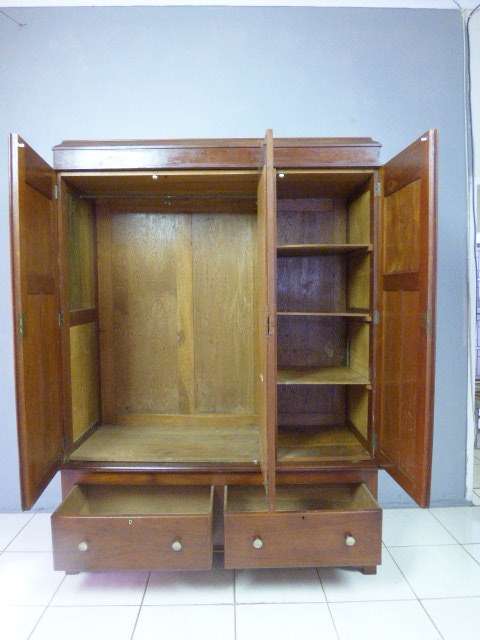 BEAUTIFUL, CLASSY VINTAGE OAK 3 DOOR WARDROBE c/w 2 LARGE DRAWERS, GREAT AS EXTRA PACKING SPACE!!