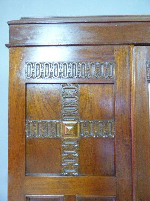 BEAUTIFUL, CLASSY VINTAGE OAK 3 DOOR WARDROBE c/w 2 LARGE DRAWERS, GREAT AS EXTRA PACKING SPACE!!