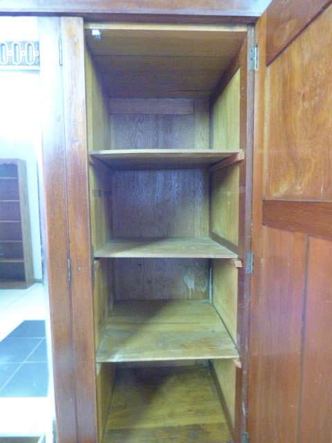BEAUTIFUL, CLASSY VINTAGE OAK 3 DOOR WARDROBE c/w 2 LARGE DRAWERS, GREAT AS EXTRA PACKING SPACE!!
