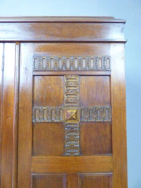 BEAUTIFUL, CLASSY VINTAGE OAK 3 DOOR WARDROBE c/w 2 LARGE DRAWERS, GREAT AS EXTRA PACKING SPACE!!