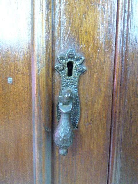 BEAUTIFUL, CLASSY VINTAGE OAK 3 DOOR WARDROBE c/w 2 LARGE DRAWERS, GREAT AS EXTRA PACKING SPACE!!