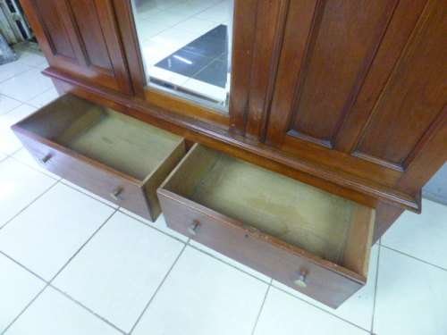 BEAUTIFUL, CLASSY VINTAGE OAK 3 DOOR WARDROBE c/w 2 LARGE DRAWERS, GREAT AS EXTRA PACKING SPACE!!