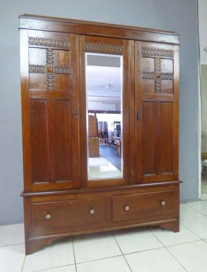 BEAUTIFUL, CLASSY VINTAGE OAK 3 DOOR WARDROBE c/w 2 LARGE DRAWERS, GREAT AS EXTRA PACKING SPACE!!