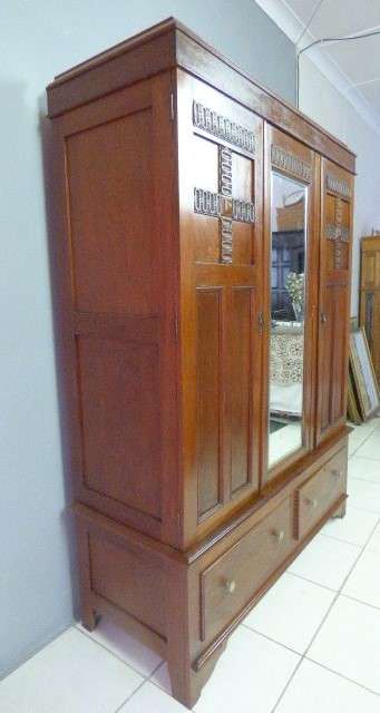 BEAUTIFUL, CLASSY VINTAGE OAK 3 DOOR WARDROBE c/w 2 LARGE DRAWERS, GREAT AS EXTRA PACKING SPACE!!