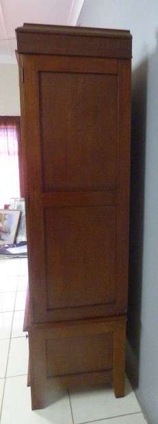 BEAUTIFUL, CLASSY VINTAGE OAK 3 DOOR WARDROBE c/w 2 LARGE DRAWERS, GREAT AS EXTRA PACKING SPACE!!
