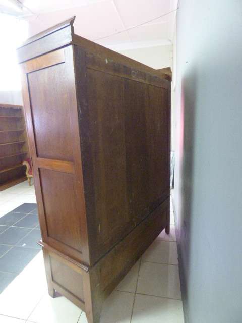 BEAUTIFUL, CLASSY VINTAGE OAK 3 DOOR WARDROBE c/w 2 LARGE DRAWERS, GREAT AS EXTRA PACKING SPACE!!