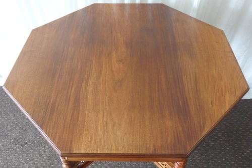 A BEAUTIFUL ANTIQUE ORIENTAL ELM WOOD OCCASIONAL TABLE w/ TURNED LEGS AND BEAUTIFUL CUT-OUT SUPPORTS