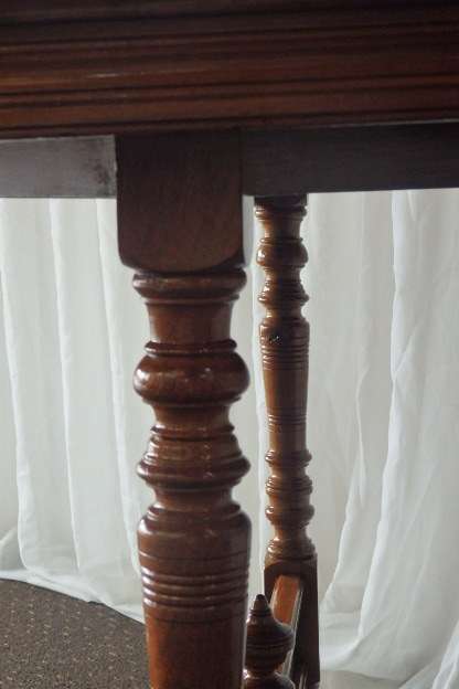 A BEAUTIFUL ANTIQUE ORIENTAL ELM WOOD OCCASIONAL TABLE w/ TURNED LEGS AND BEAUTIFUL CUT-OUT SUPPORTS