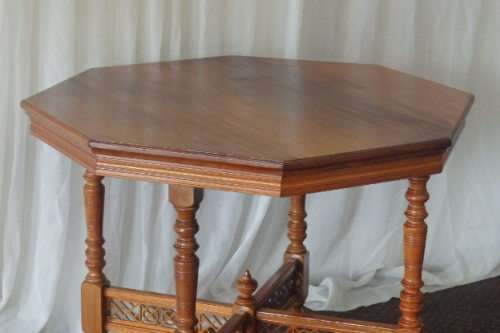 A BEAUTIFUL ANTIQUE ORIENTAL ELM WOOD OCCASIONAL TABLE w/ TURNED LEGS AND BEAUTIFUL CUT-OUT SUPPORTS