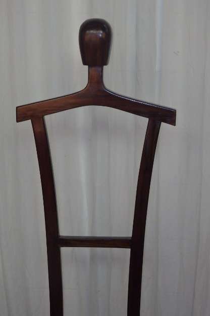 AN AWESOME TALL "MODERN" SOLID WOODEN "DUMB VALET" CLOTHING STAND (MR JEEVES) IN STUNNING CONDITION