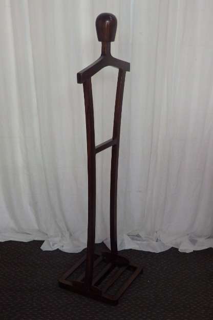 AN AWESOME TALL "MODERN" SOLID WOODEN "DUMB VALET" CLOTHING STAND (MR JEEVES) IN STUNNING CONDITION