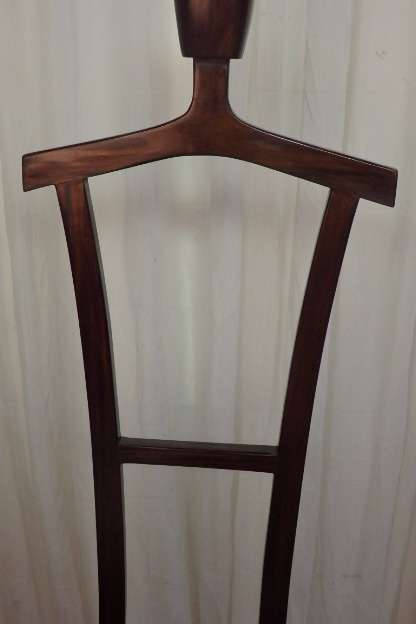 AN AWESOME TALL "MODERN" SOLID WOODEN "DUMB VALET" CLOTHING STAND (MR JEEVES) IN STUNNING CONDITION