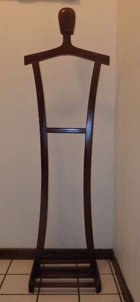 AN AWESOME TALL "MODERN" SOLID WOODEN "DUMB VALET" CLOTHING STAND (MR JEEVES) IN STUNNING CONDITION