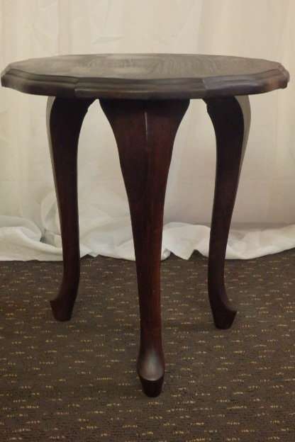 AN AWESOME AND STYLISH SOLID IMBUIA THREE LEGGED "QUEEN ANNE" COFFEE/ SIDE TABLE