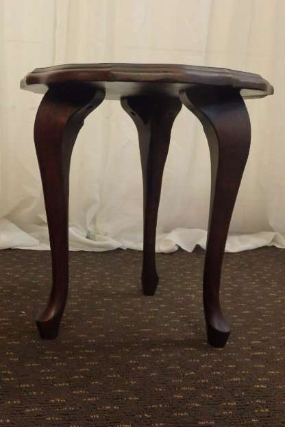 AN AWESOME AND STYLISH SOLID IMBUIA THREE LEGGED "QUEEN ANNE" COFFEE/ SIDE TABLE