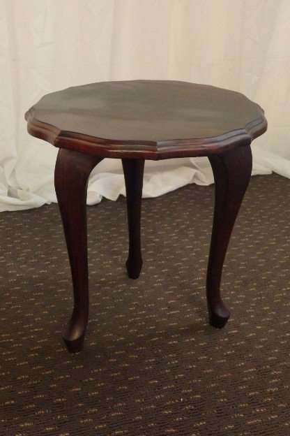 AN AWESOME AND STYLISH SOLID IMBUIA THREE LEGGED "QUEEN ANNE" COFFEE/ SIDE TABLE