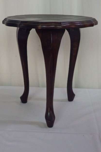 AN AWESOME AND STYLISH SOLID IMBUIA THREE LEGGED "QUEEN ANNE" COFFEE/ SIDE TABLE
