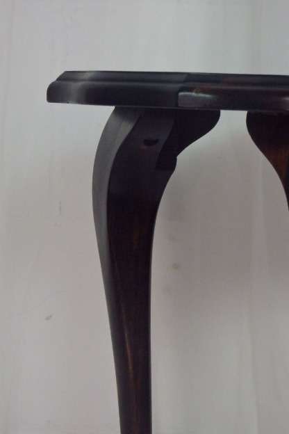 AN AWESOME AND STYLISH SOLID IMBUIA THREE LEGGED "QUEEN ANNE" COFFEE/ SIDE TABLE