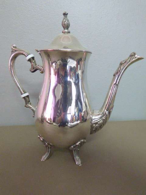 A BEAUTIFUL VINTAGE SILVER PLATED FOOTED TEAPOT AND COFFEE POT! FABULOUS!!!