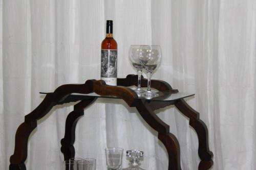 AN INCREDIBLE ANTIQUE IMBUIA BAR/ DRINKS TROLLEY ON ITS ORIGINAL CASTORS IN WONDERFUL CONDITION