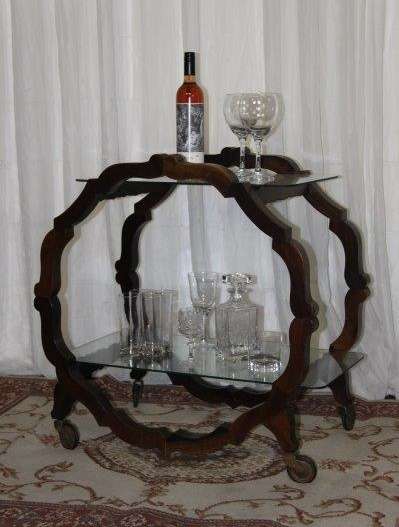 AN INCREDIBLE ANTIQUE IMBUIA BAR/ DRINKS TROLLEY ON ITS ORIGINAL CASTORS IN WONDERFUL CONDITION