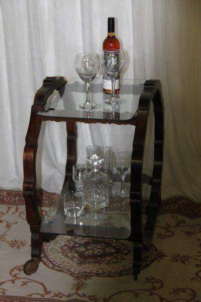 AN INCREDIBLE ANTIQUE IMBUIA BAR/ DRINKS TROLLEY ON ITS ORIGINAL CASTORS IN WONDERFUL CONDITION