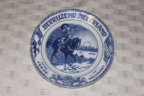 AN EXTREMELY RARE SOCIETE CERAMIQUE MAASTRICHT "HERRIJZEND NEDERLAND" LIBERATION COMMEMORATIVE PLATE