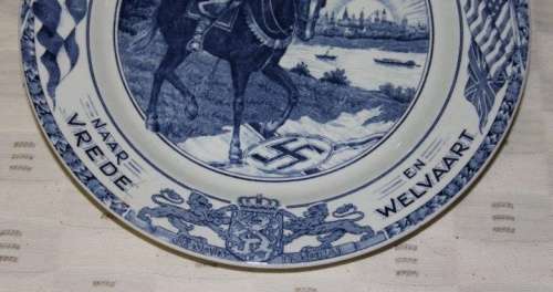 AN EXTREMELY RARE SOCIETE CERAMIQUE MAASTRICHT "HERRIJZEND NEDERLAND" LIBERATION COMMEMORATIVE PLATE
