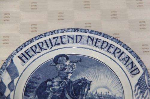 AN EXTREMELY RARE SOCIETE CERAMIQUE MAASTRICHT "HERRIJZEND NEDERLAND" LIBERATION COMMEMORATIVE PLATE