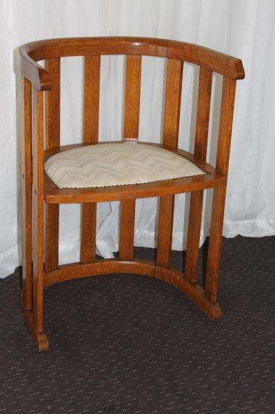 AN EXQUISITE ANTIQUE OAK "BARREL CHAIR" WITH AN UPHOLSTERED SEAT IN STUNNING CONDITION