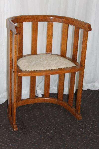AN EXQUISITE ANTIQUE OAK "BARREL CHAIR" WITH AN UPHOLSTERED SEAT IN STUNNING CONDITION