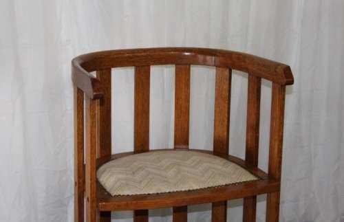 AN EXQUISITE ANTIQUE OAK "BARREL CHAIR" WITH AN UPHOLSTERED SEAT IN STUNNING CONDITION