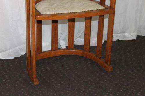 AN EXQUISITE ANTIQUE OAK "BARREL CHAIR" WITH AN UPHOLSTERED SEAT IN STUNNING CONDITION