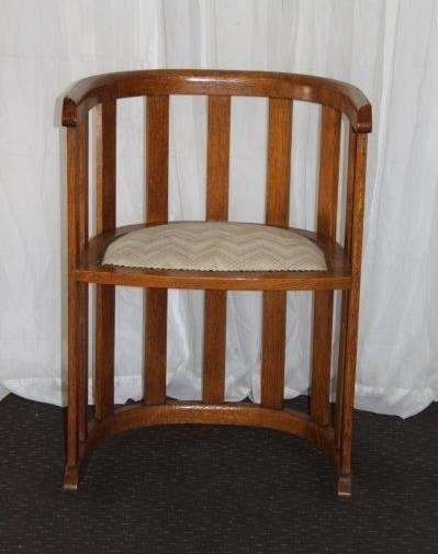 AN EXQUISITE ANTIQUE OAK "BARREL CHAIR" WITH AN UPHOLSTERED SEAT IN STUNNING CONDITION