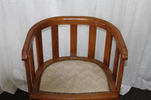 AN EXQUISITE ANTIQUE OAK "BARREL CHAIR" WITH AN UPHOLSTERED SEAT IN STUNNING CONDITION
