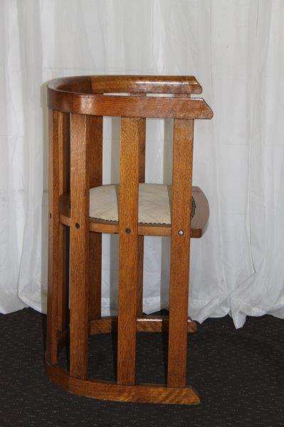 AN EXQUISITE ANTIQUE OAK "BARREL CHAIR" WITH AN UPHOLSTERED SEAT IN STUNNING CONDITION