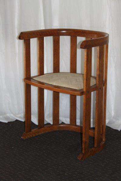 AN EXQUISITE ANTIQUE OAK "BARREL CHAIR" WITH AN UPHOLSTERED SEAT IN STUNNING CONDITION