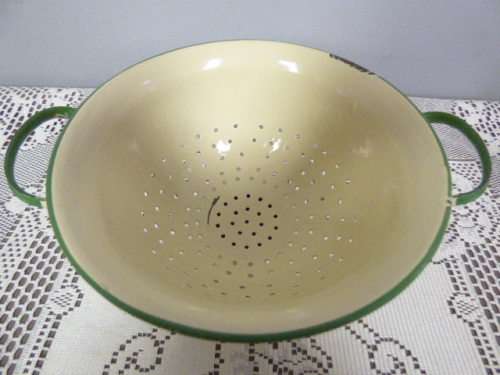 A FABULOUS VINTAGE ENAMEL HANDLED STRAINER, STUNNING ON DISPLAY IN A KITCHEN OR FOR USE!!!