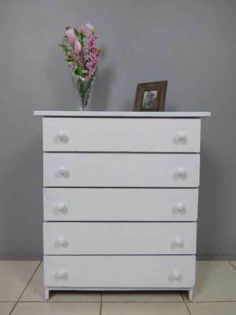 A LOVELY, STYLISH PAINTED WHITE CHEST OF 5 DRAWERS. GORGEOUS! LOADS OF EXTRA PACKING SPACE!!