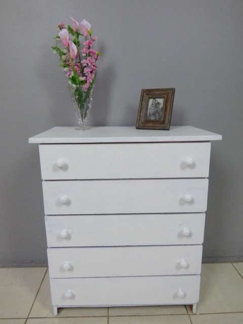 A LOVELY, STYLISH PAINTED WHITE CHEST OF 5 DRAWERS. GORGEOUS! LOADS OF EXTRA PACKING SPACE!!