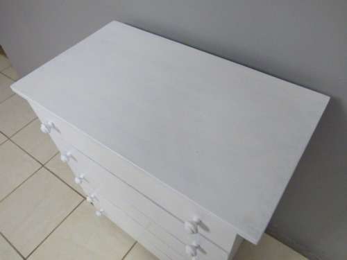 A LOVELY, STYLISH PAINTED WHITE CHEST OF 5 DRAWERS. GORGEOUS! LOADS OF EXTRA PACKING SPACE!!
