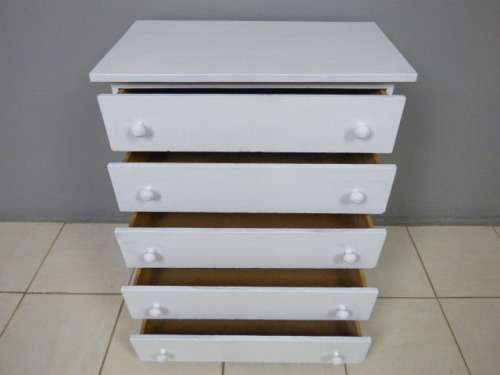 A LOVELY, STYLISH PAINTED WHITE CHEST OF 5 DRAWERS. GORGEOUS! LOADS OF EXTRA PACKING SPACE!!