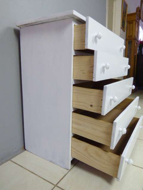 A LOVELY, STYLISH PAINTED WHITE CHEST OF 5 DRAWERS. GORGEOUS! LOADS OF EXTRA PACKING SPACE!!