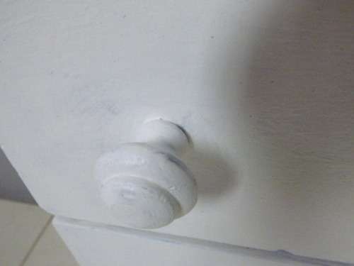 A LOVELY, STYLISH PAINTED WHITE CHEST OF 5 DRAWERS. GORGEOUS! LOADS OF EXTRA PACKING SPACE!!