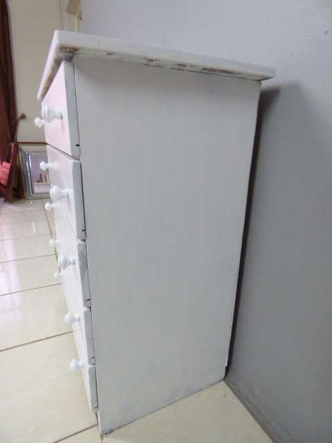 A LOVELY, STYLISH PAINTED WHITE CHEST OF 5 DRAWERS. GORGEOUS! LOADS OF EXTRA PACKING SPACE!!