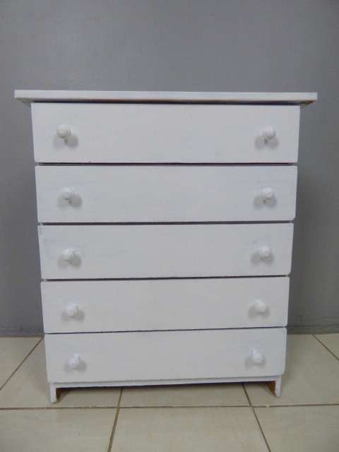 A LOVELY, STYLISH PAINTED WHITE CHEST OF 5 DRAWERS. GORGEOUS! LOADS OF EXTRA PACKING SPACE!!