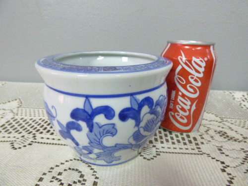 A LOVELY "BLUE AND WHITE" CERAMIC PLANTER POT. GORGEOUS ON DISPLAY IN YOUR HOME/OFFICE!!!