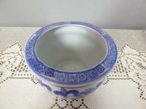 A LOVELY "BLUE AND WHITE" CERAMIC PLANTER POT. GORGEOUS ON DISPLAY IN YOUR HOME/OFFICE!!!
